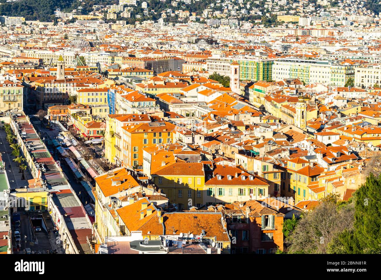 Vue panoramique aérienne de la vieille ville de Nice vue depuis la colline du Château, France Banque D'Images