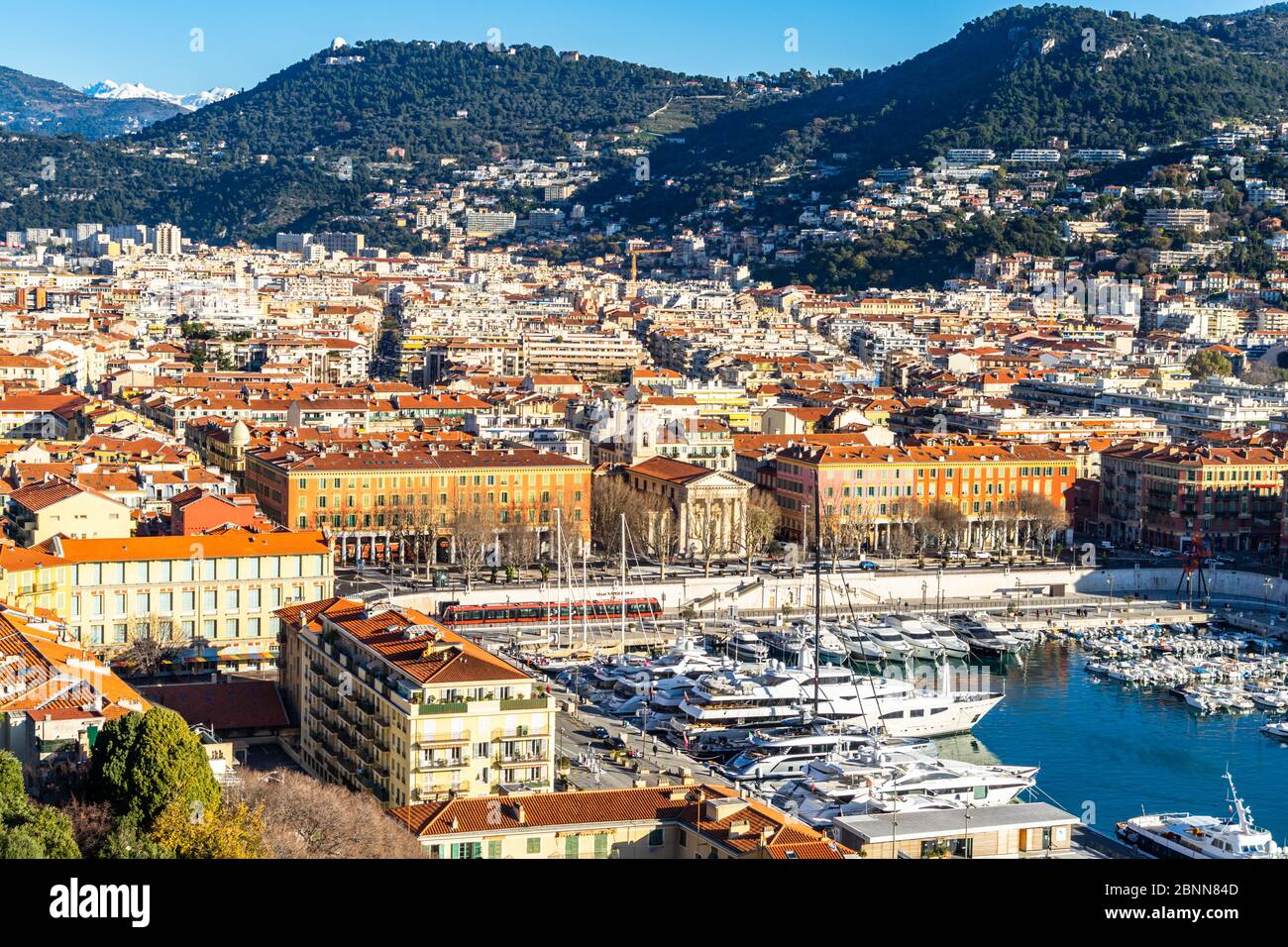 Le Port de Nice vu du point de vue de la Colline du Château dans une belle journée ensoleillée, la France Banque D'Images