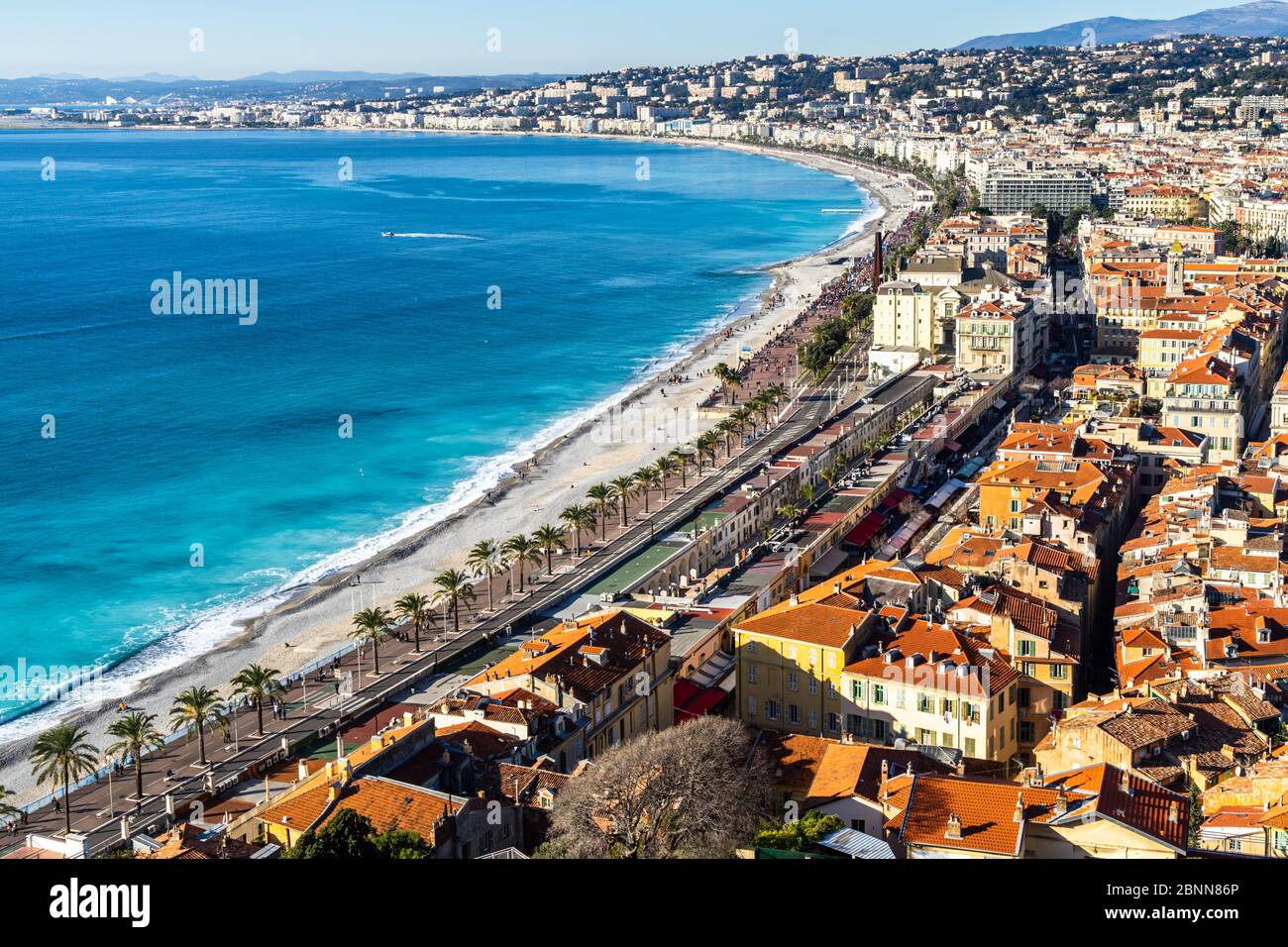 Vue panoramique sur Nice avec la principale promenade du bord de mer, la Promenade des Anglais, la plus célèbre attraction touristique de la ville, la France Banque D'Images