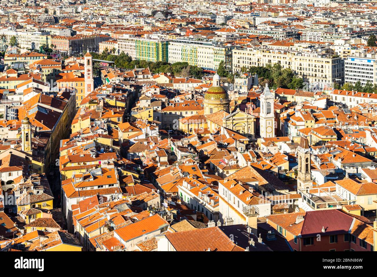 Les toits colorés de la vieille ville de Nice vus d'en haut à la colline du Château, France Banque D'Images