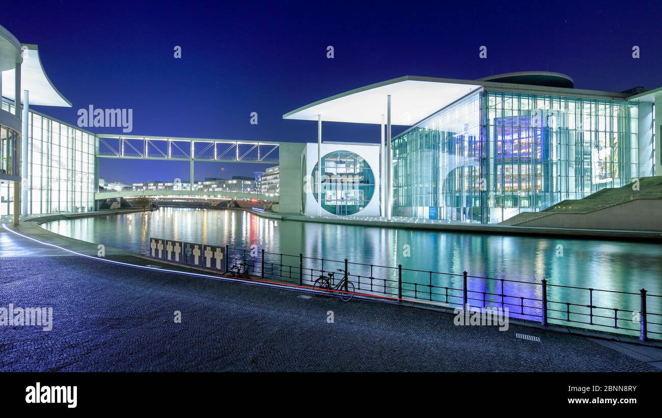 Vue sur la Spree, Paul-Löbe-Haus, Marie-Elisabeth-Lüders-Haus, Blue Hour, Bundestag, quartier du gouvernement, Berlin, Allemagne Banque D'Images