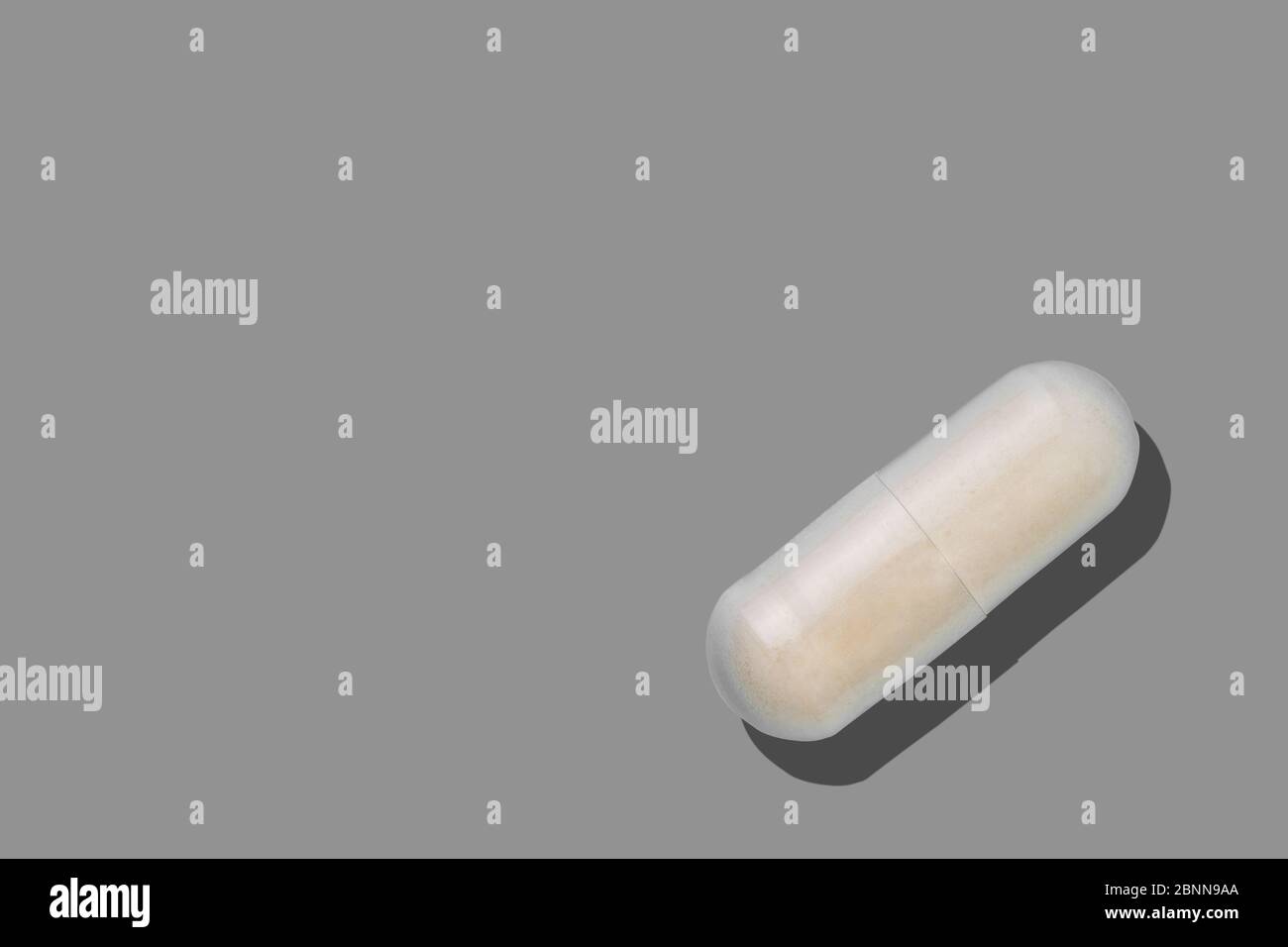 Pilule médicale, capsule de médecine pharmaceutique. Analgésique, vitamine, antibiotique, probiotique sur fond gris. Concept médical. Science concept backgro Banque D'Images