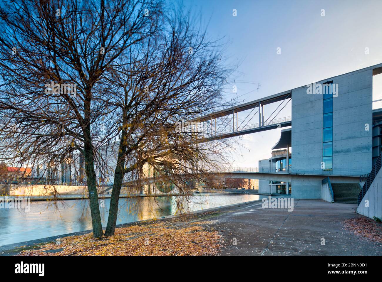 Vue sur la Spree, Marie-Elisabeth-Lüders-Haus, Paul-Löbe-Haus, Bundestag, quartier du gouvernement, Berlin, Allemagne Banque D'Images