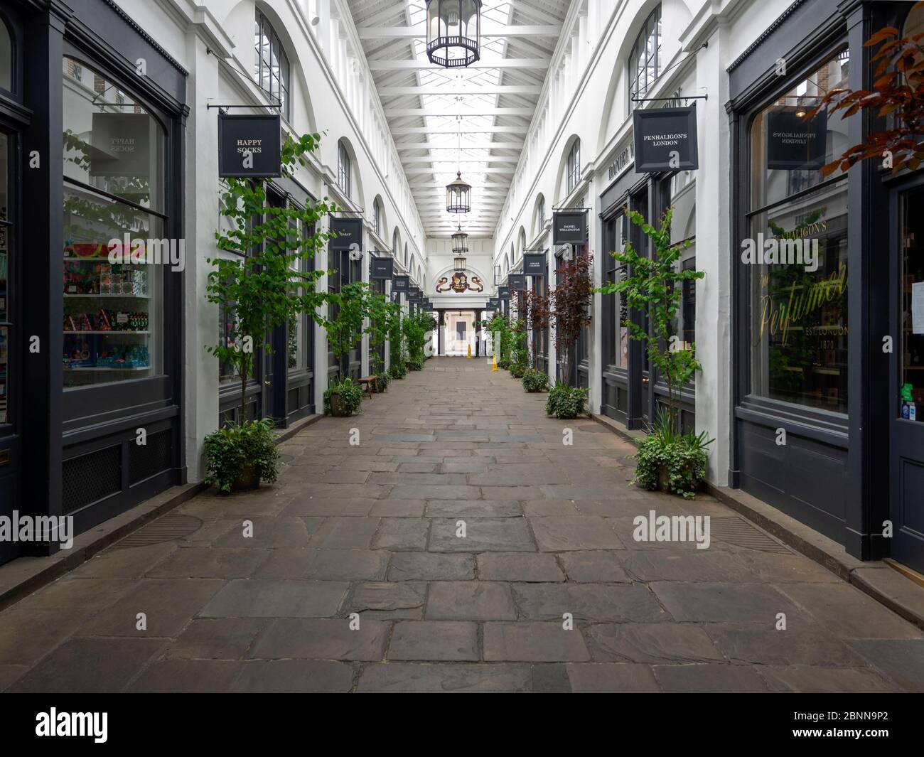 Londres. ROYAUME-UNI. Le 13 mai 2020 à 11:00. Photo des magasins Covent Garden vides pendant le verrouillage. Banque D'Images