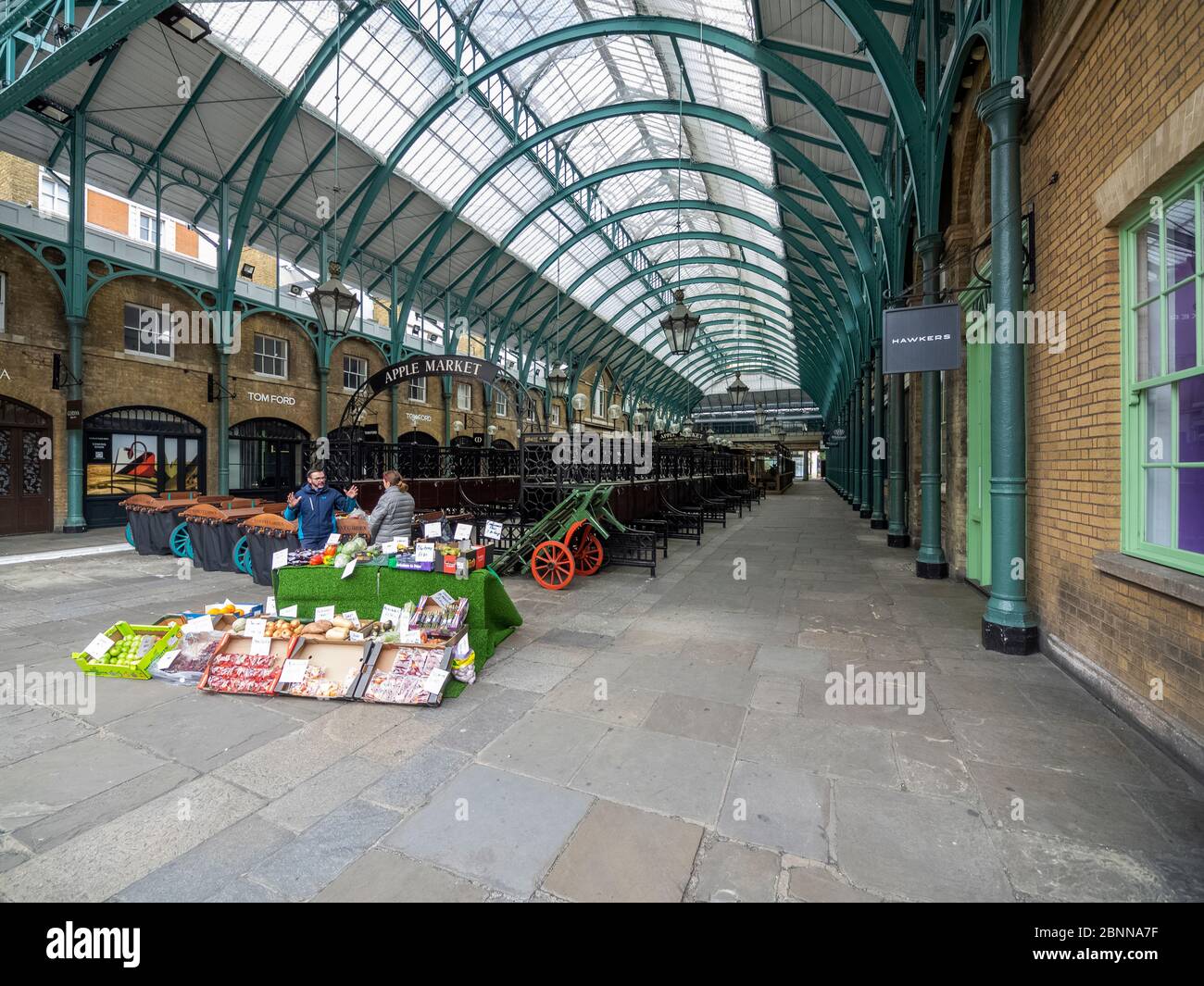 Londres. ROYAUME-UNI. Le 13 mai 2020 à 11:00. Grand angle de vue du jardin de Covent du marché Apple pendant le verrouillage Banque D'Images