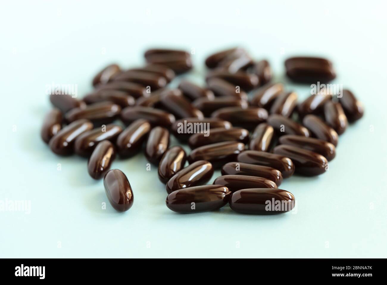 Pilules et capsules médicales. Faire dorer le médicament sur fond bleu. Pharmacie, santé, assurance maladie, concept de médecine. Traitement du coronavirus. Séle Banque D'Images