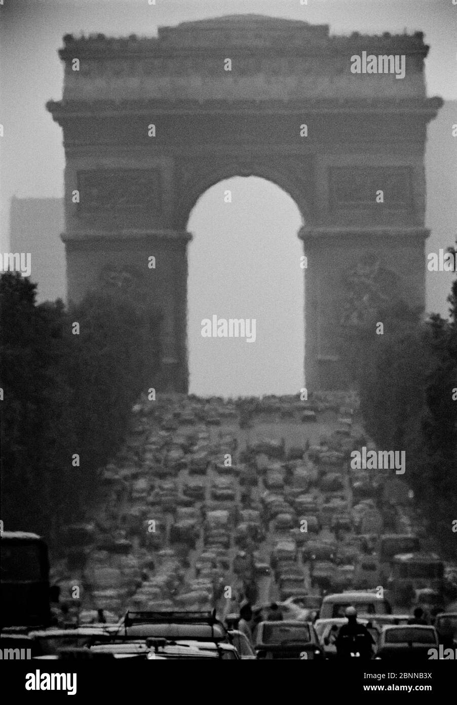 AJAXNETPHOTO. 1982. PARIS, FRANCE. - SITE TOURISTIQUE - L'ARC DE TRIOMPHE AU SOMMET DU CHAMP ELYSEE BLOQUÉ AVEC LA CIRCULATION. PHOTO:JONATHAN EASTLAND/AJAX REF:823005 28 Banque D'Images