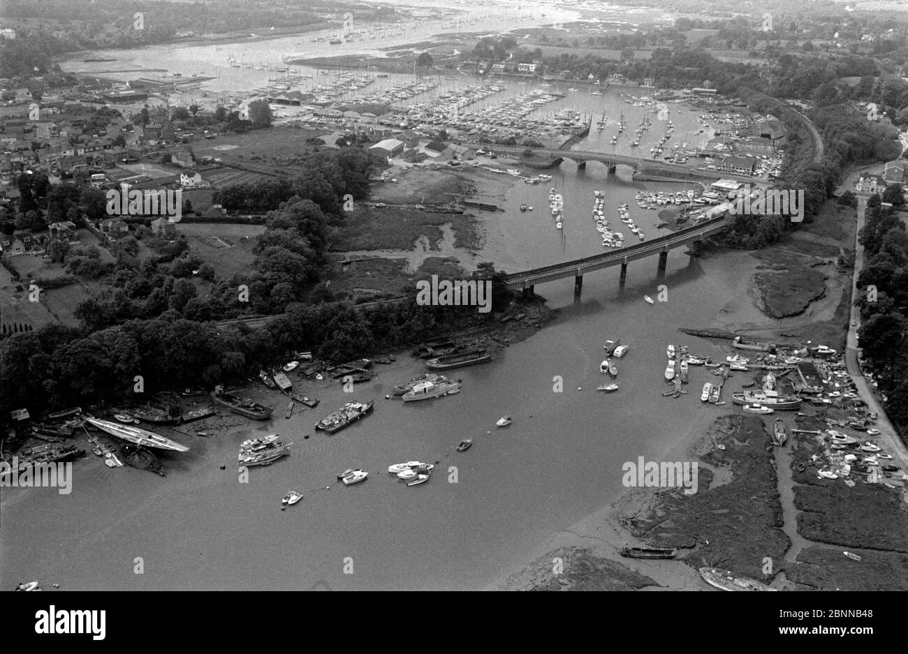 AJAXNETPHOTO. 1979. BURSLEDON, ANGLETERRE. - LA MECQUE DU VOILE - VUE AÉRIENNE DE LA CÉLÈBRE RIVIÈRE HAMBLE SINUEUSE SUD-OUEST VERS L'EAU DE SOUTHAMPTON ET LE SOLENT. L'AVANT-PLAN EST RIVERSIDE BOATYARD, LE CHEMIN DE FER BURSLEDON HAMBLE RIVER TRAVERSANT VIADUCT AVEC A27 ROAD BRIDGE CENTRE DROIT, PISCINE DE BURSELDON ET MOODY'S MARINA TOP.PHOTO:JONATHAN EASTLAND/AJAX REF:1979_3054 Banque D'Images