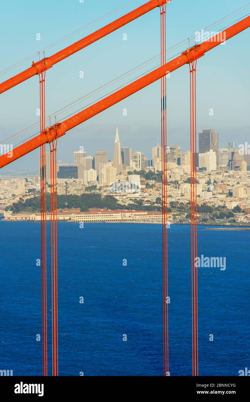 Vue sur le Golden Gate Bridge et le quartier financier, San Francisco, Californie, États-Unis Banque D'Images