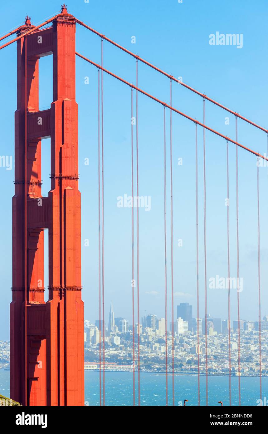 Vue sur le Golden Gate Bridge et le quartier financier, San Francisco, Californie, États-Unis Banque D'Images