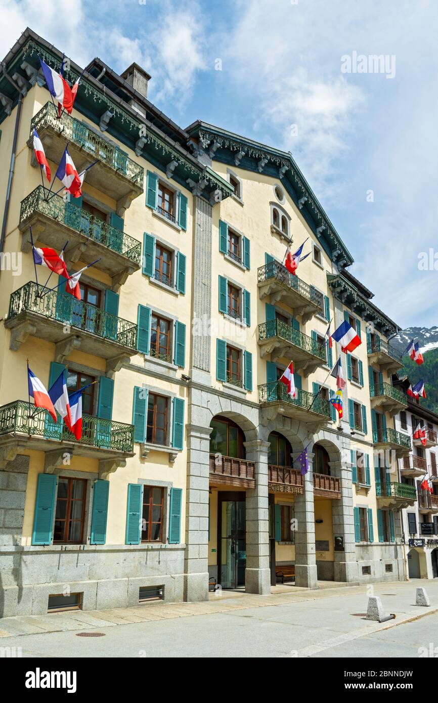 France, Chamonix, fin mai, Hôtel de ville avec drapeaux français Banque D'Images