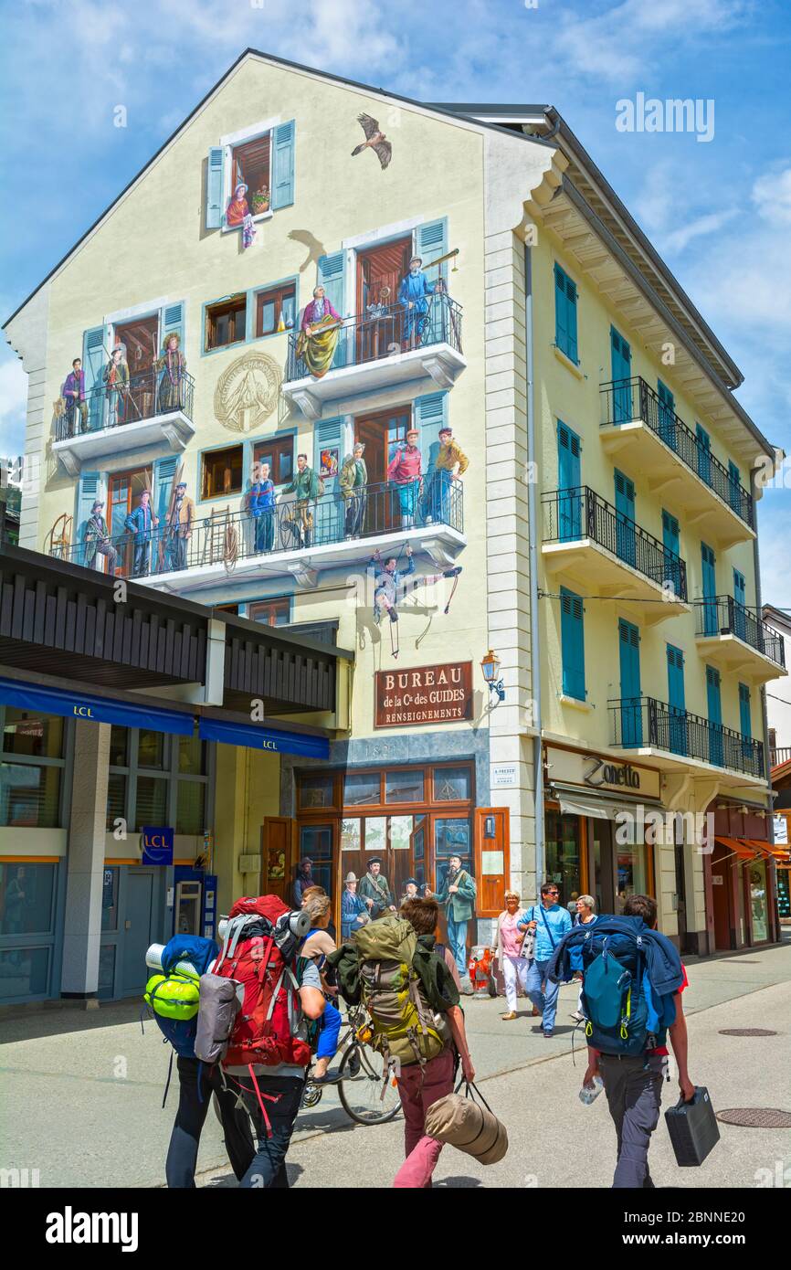 France, Chamonix, fin mai, rue du Docteur Paccard, rue commerçante  principale, bureau des guides de montagne trompe l'œil Photo Stock - Alamy