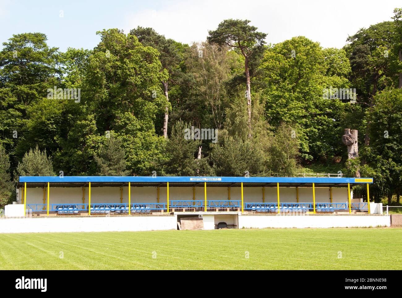 Stade du club de football d'Ampthill Town à Ampthill Park avec toile de fond de la plantation 18C de Fill Brown, y compris des pins écossais vétérans et des C doux Banque D'Images