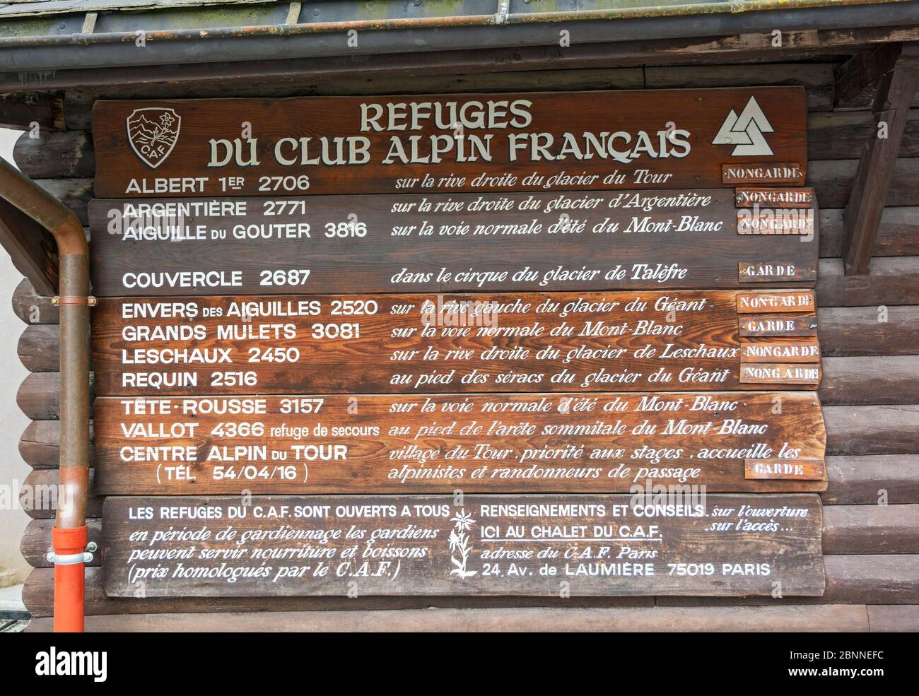 France, Chamonix, fin mai, Club APIN Francais (club alpin français), panneau d'information sur les refuges de montagne Banque D'Images