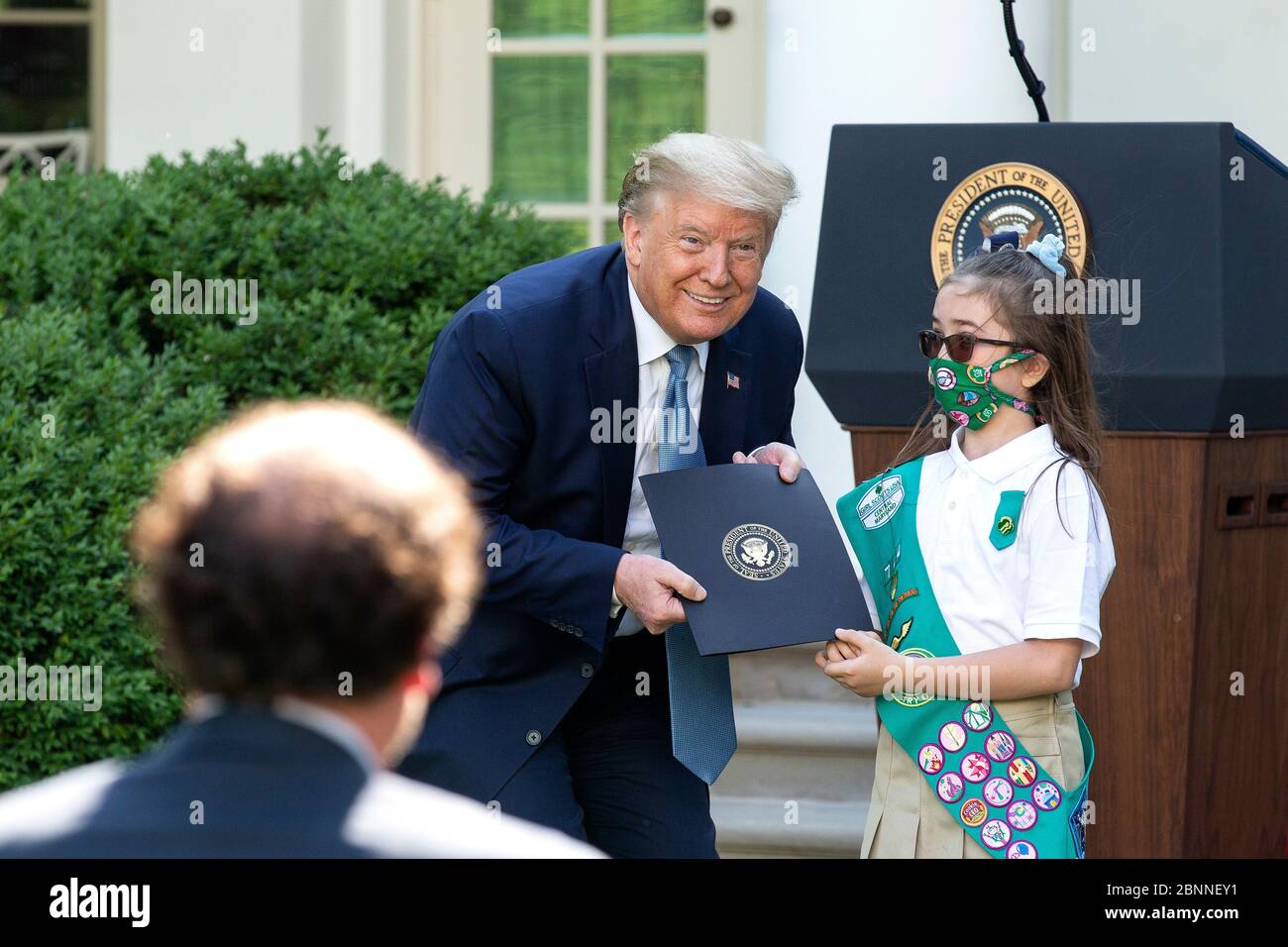 Washington, États-Unis d'Amérique. 15 mai 2020. Le président des États-Unis Donald J. Trump pose une photo avec Lauren Matteey, de la troupe scoute de 744, en la présentant avec une lettre de reconnaissance lors d'une cérémonie de reconnaissance présidentielle sur le travail dur, l'héroïsme, Et Hope in the Rose Garden of the White House à Washington, DC, États-Unis le vendredi 15 mai 2020. Credit: Stefani Reynolds/CNP | usage dans le monde crédit: dpa/Alay Live News Banque D'Images