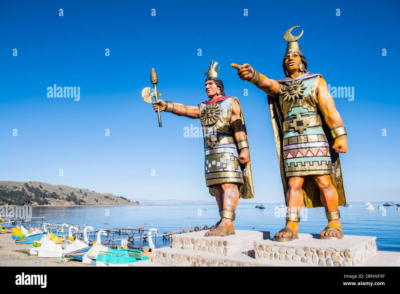 Statues de Dieu du Soleil et de la Déesse de la Lune au lac Titicaca, Bolivie Banque D'Images
