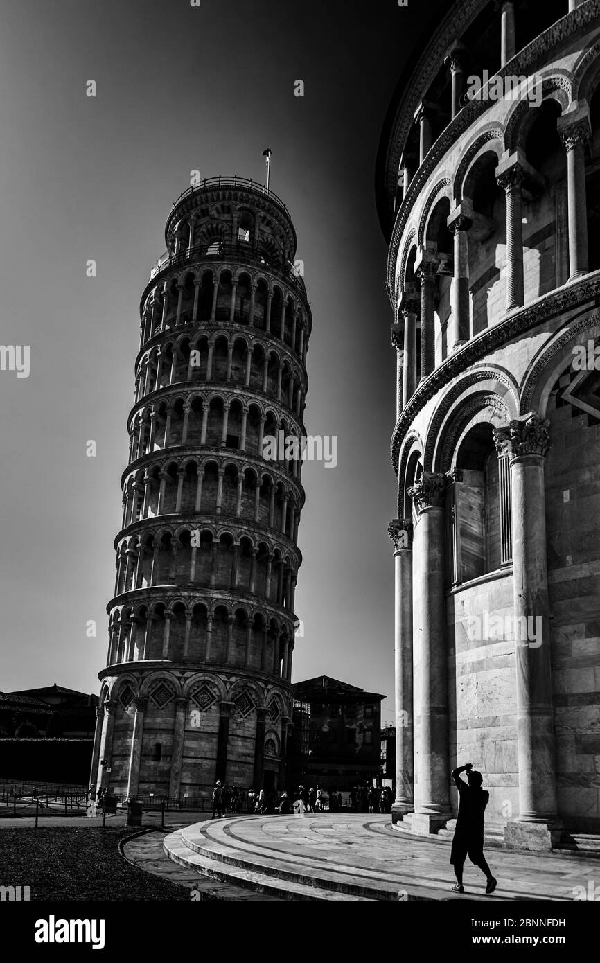 Penchée Tour de Pise sur noir et blanc avec touriste prendre une photo Banque D'Images