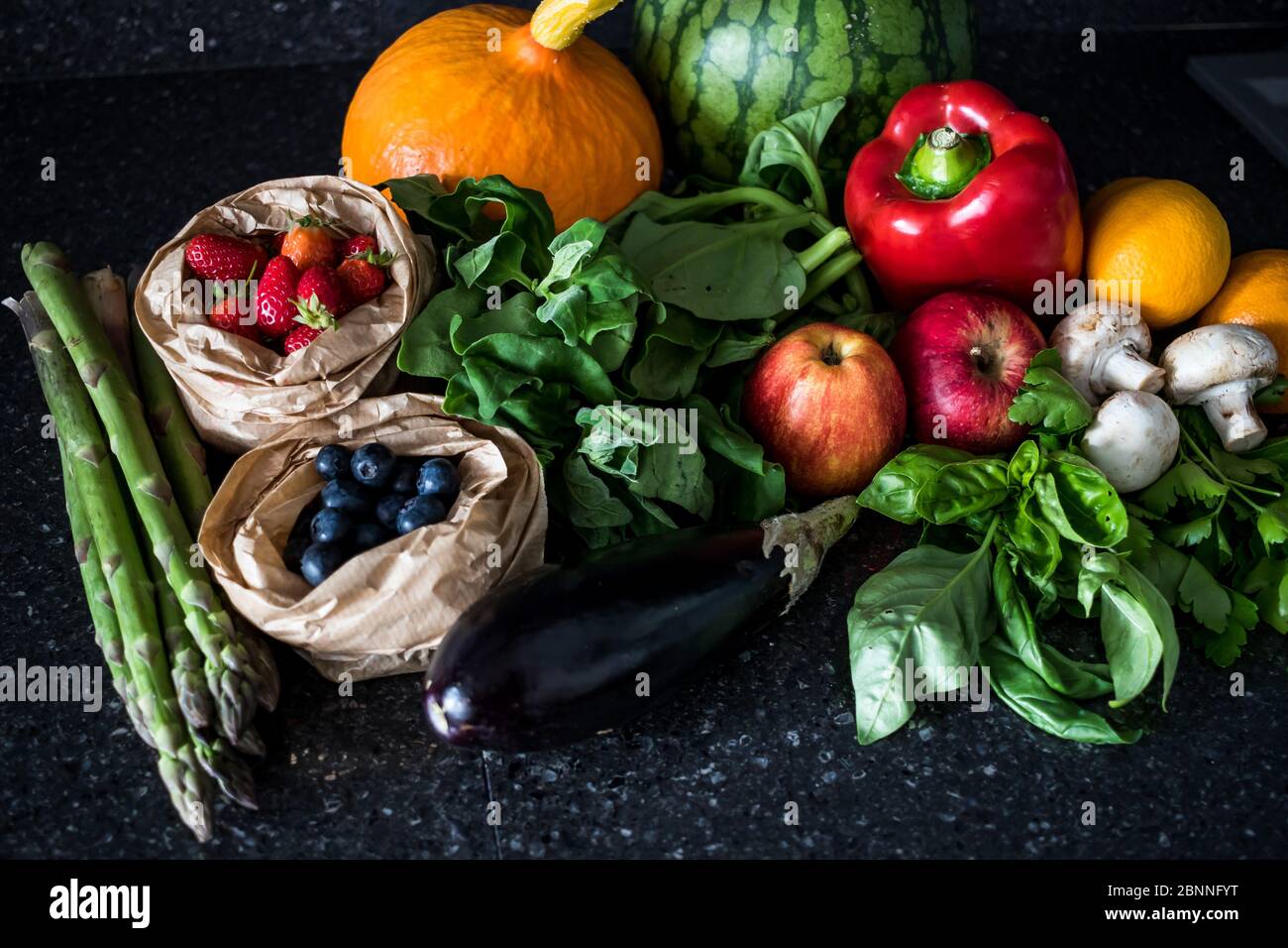 Fruits et légumes biologiques issus d'une initiative locale de production durable dans le nord du Portugal. Banque D'Images