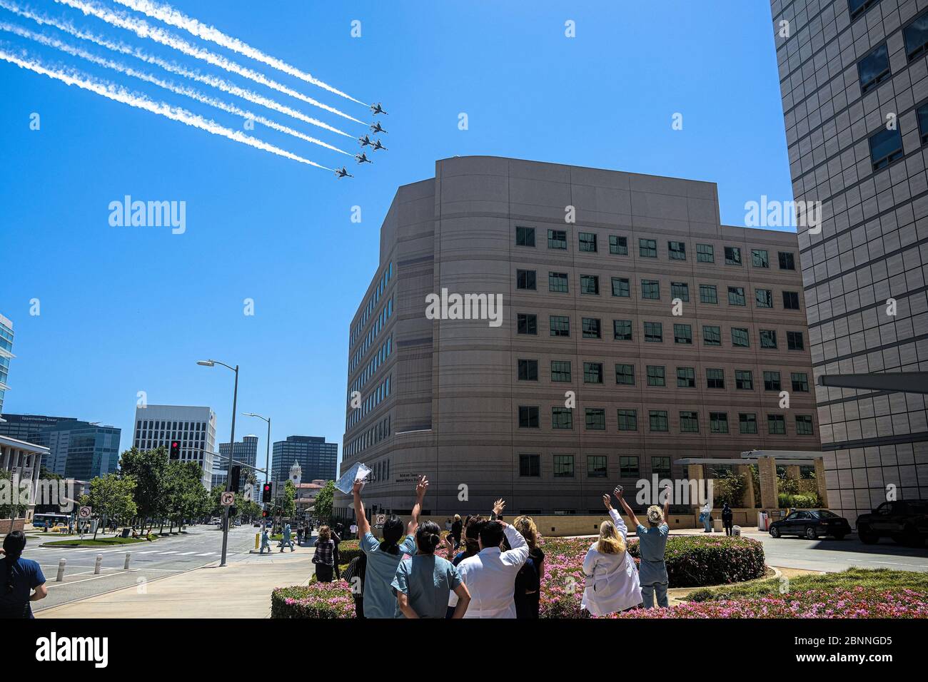 Les Thunderbirds de l'US Air Force s'ébayent au-dessus de Westwood pour saluer les travailleurs de la santé, les premiers intervenants et les autres travailleurs essentiels en première ligne pendant la pandémie du coronavirus. Six Faucon F16/D combattant les faucons ont volé en formation de précision devant les hôpitaux et les centres médicaux des comtés de L.A., d'Orange, de Riverside et de San Diego tout au long de l'après-midi. Banque D'Images