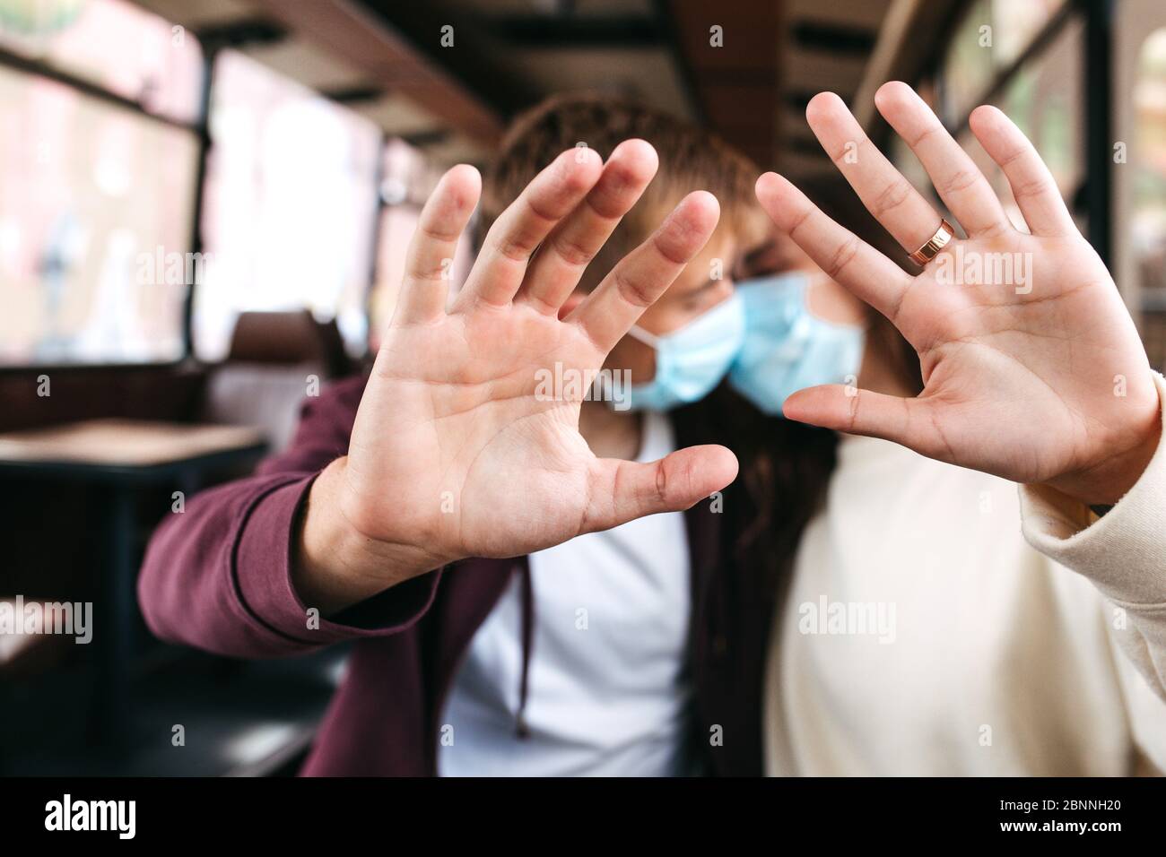 Couple portant des masques médicaux de protection, montrer stop geste, main PAS de signe, les gens contre Covid-19 Banque D'Images