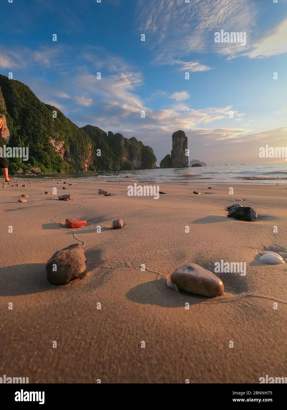 Belle vue sur la plage paisible et relaxante de Pai Plong, dans le quartier d'Ao Nang, Krabi, Thaïlande Banque D'Images