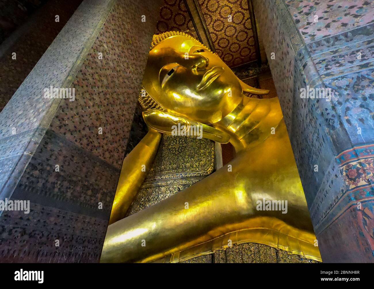 Face de la statue dorée de bouddha couché à Wat Phra Chetuphon (Wat Pho) complexe de temples bouddhistes Phra Nakhon District, Bangkok, Thaïlande 25/11/2019 Banque D'Images