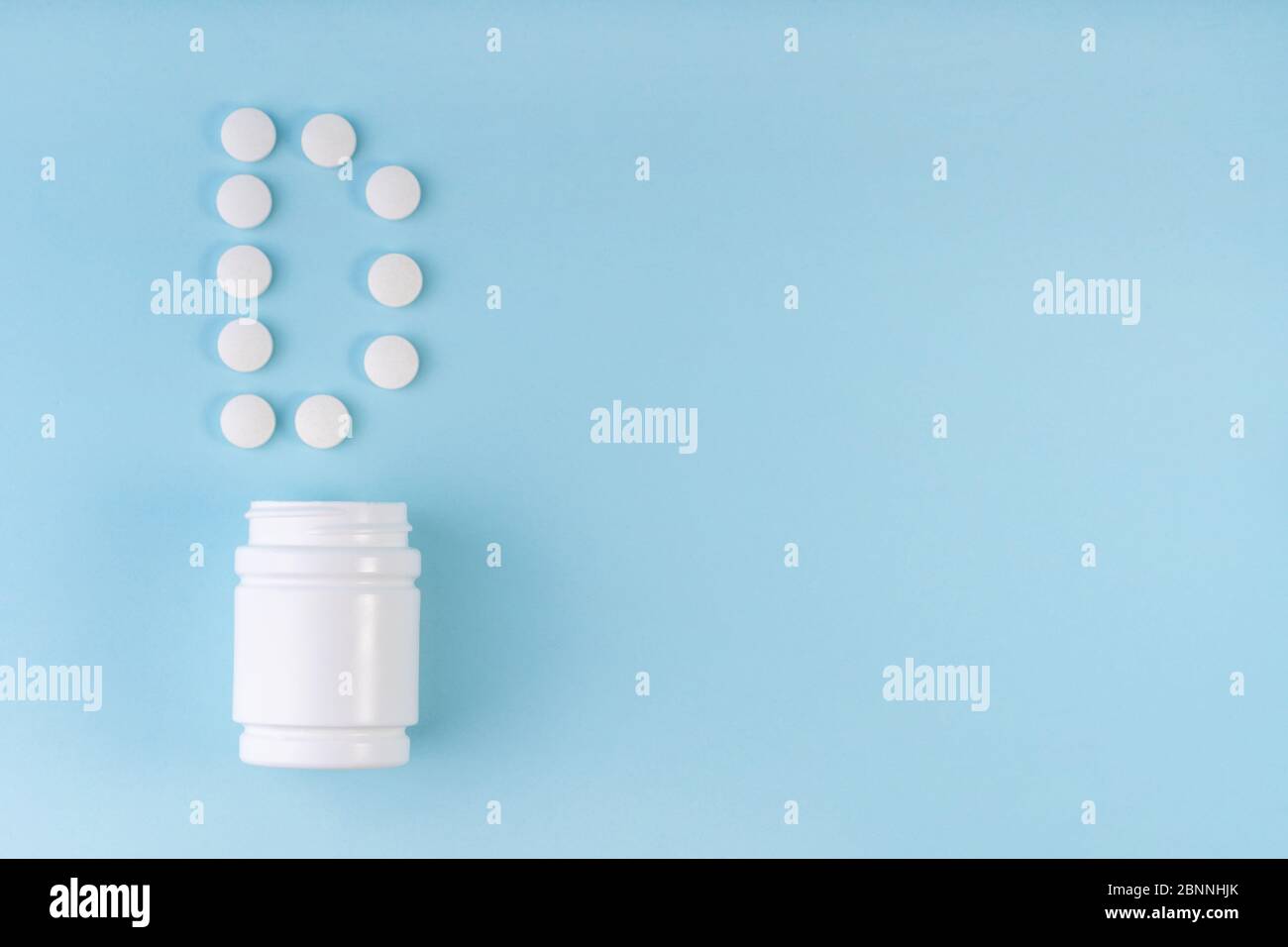 Les comprimés de vitamine D sont tombés du flacon sur le bleu. Inscription de la lettre D sur les comprimés. Concept de vitamine D. Concept de protection de l'immunité, prévention antivirale. Banque D'Images