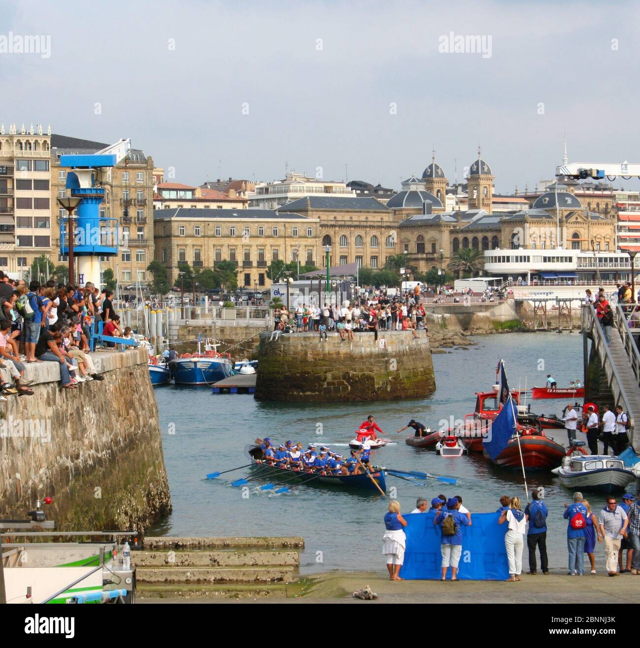 Découvrez le dérapage du festival animé des courses de bateaux Semaine basque pour le drapeau de la Concha San Sebastian Gipuzkoa pays basque Espagne septembre 2009 Banque D'Images