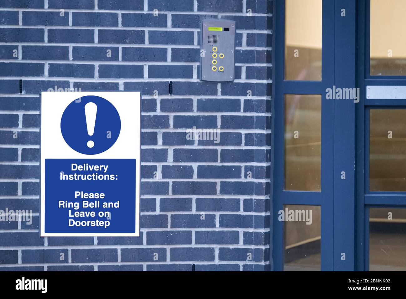 Instructions de livraison pour la sonnerie Covid-19 et laisser sur l'affiche de porte Banque D'Images