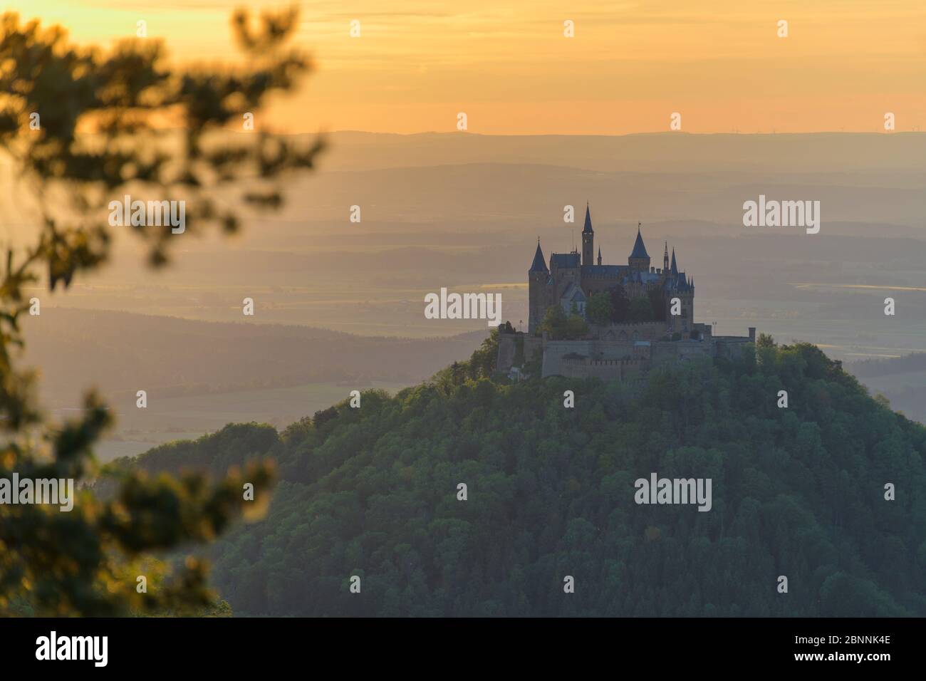 Burg Hohenzollern au coucher du soleil, vue depuis le mont Zeller Horn, l'Alb souabe, le Jura souabe, Bisingen, Bade-Wurtemberg, Allemagne Banque D'Images