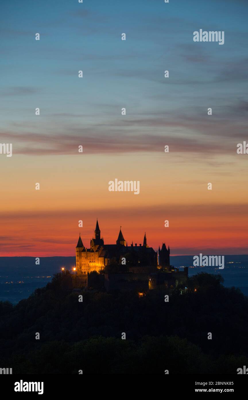 Burg Hohenzollern au coucher du soleil, vue depuis le mont Zeller Horn, l'Alb souabe, le Jura souabe, Bisingen, Bade-Wurtemberg, Allemagne Banque D'Images