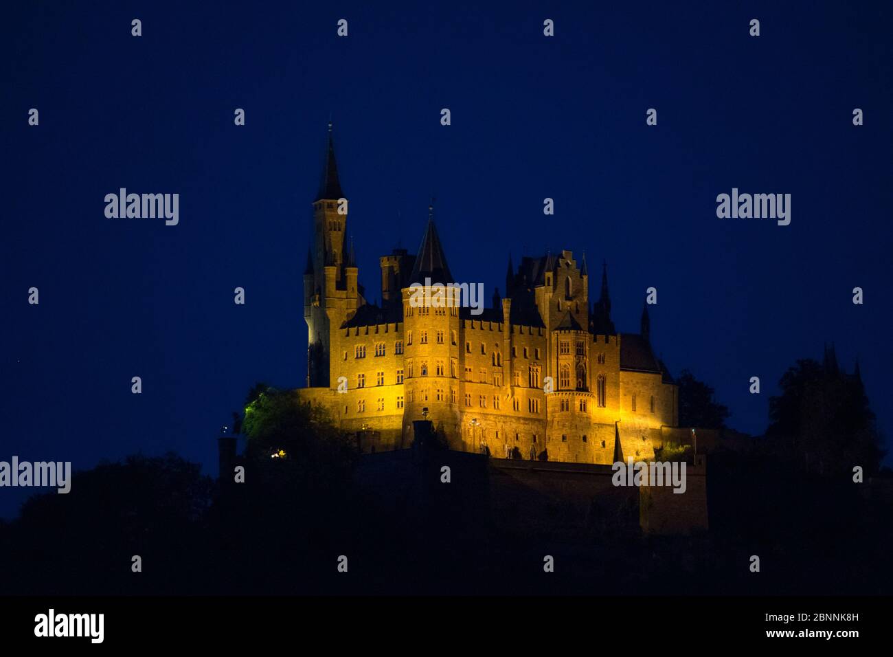 Burg Hohenzollern la nuit, vue depuis le mont Zeller Horn, l'Alb souabe, le Jura souabe, Bisingen, Bade-Wurtemberg, Allemagne Banque D'Images