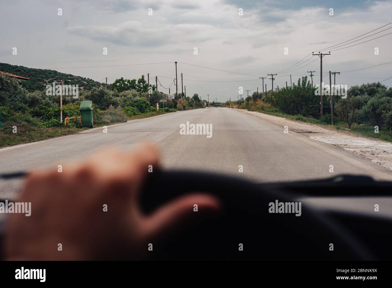 Main du conducteur sur le volant de la voiture Banque D'Images