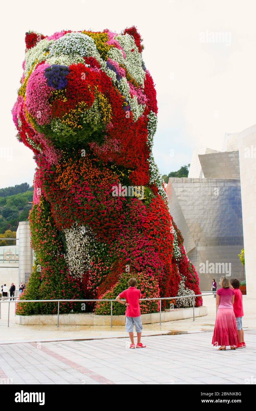 Le chien chiot de Jeff Koons fait de fleurs à L'entrée au Musée Guggenheim Bilbao pays basque de Gascogne Espagne Banque D'Images