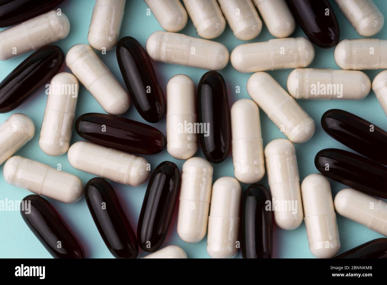 Pilules et capsules médicales. Médicament blanc et marron sur fond bleu. Pharmacie, santé, assurance maladie, concept de médecine. Traitement du coronavirus Banque D'Images