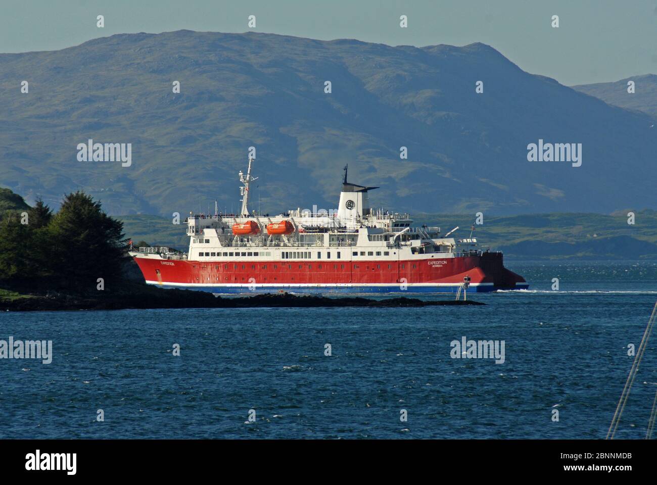 GAP Adventure croisière expédition de bateau arrondissant LA LUMIÈRE DE KERRERA à l'entrée du PORT D'OBAN avec les montagnes de la péninsule DE MORVERN au-delà Banque D'Images