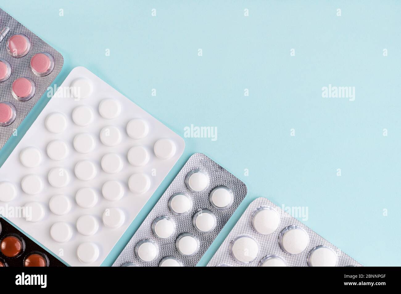 Épidémie de coronavirus covid-19. Comprimés en blister sur fond bleu. Concept de pharmacie, médecine, soins de santé. Concept de pharmacie. Copier l'espace Banque D'Images