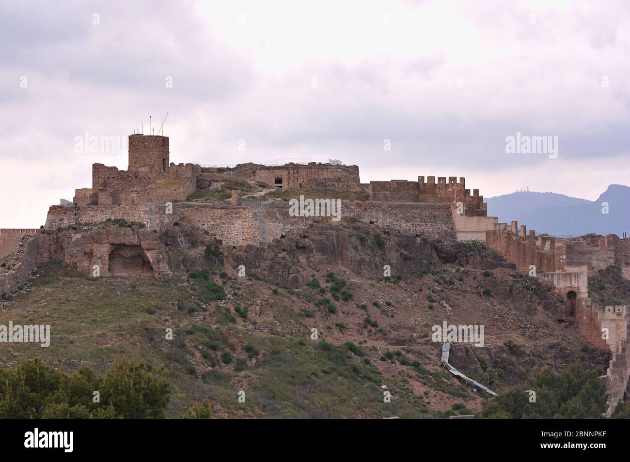 Vue d'ensemble du château de Sagunto, une forteresse située au sommet de la colline qui protège la ville de Sagunto, Valence. Banque D'Images
