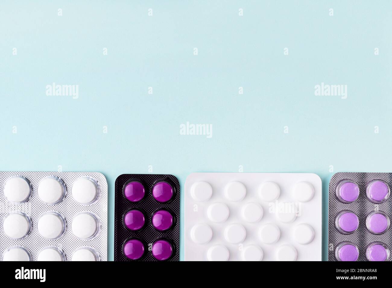 Épidémie de coronavirus covid-19. Comprimés sous blister, médicament sur fond bleu. Pharmacie, concept de soins de santé. Analgésique, vitamine, antibiotique. Drugsto Banque D'Images