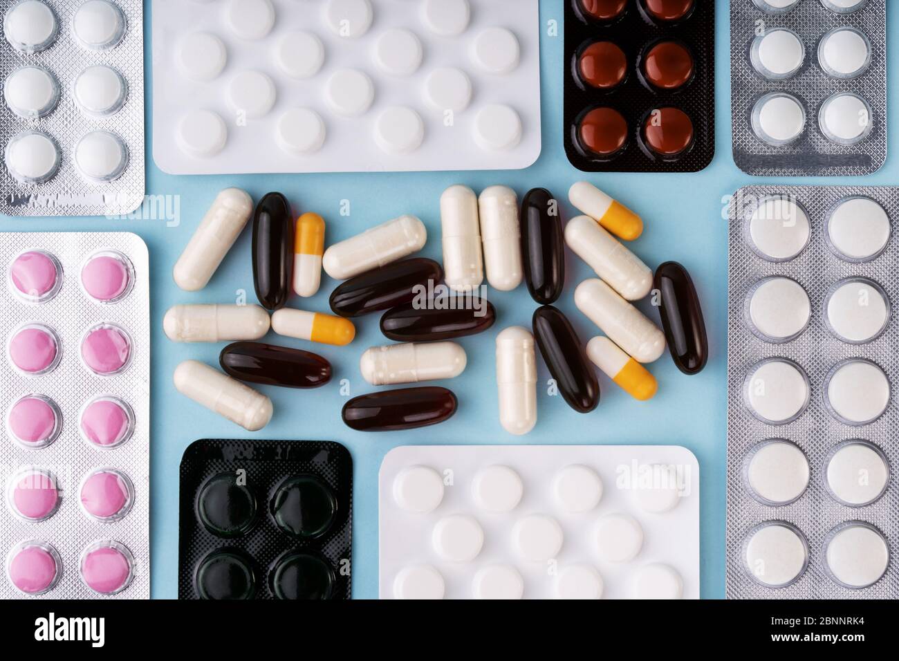 Épidémie de coronavirus covid-19. Comprimés sous blister, médicament sur fond bleu. Pharmacie, concept de soins de santé. Concept de pharmacie. Banque D'Images