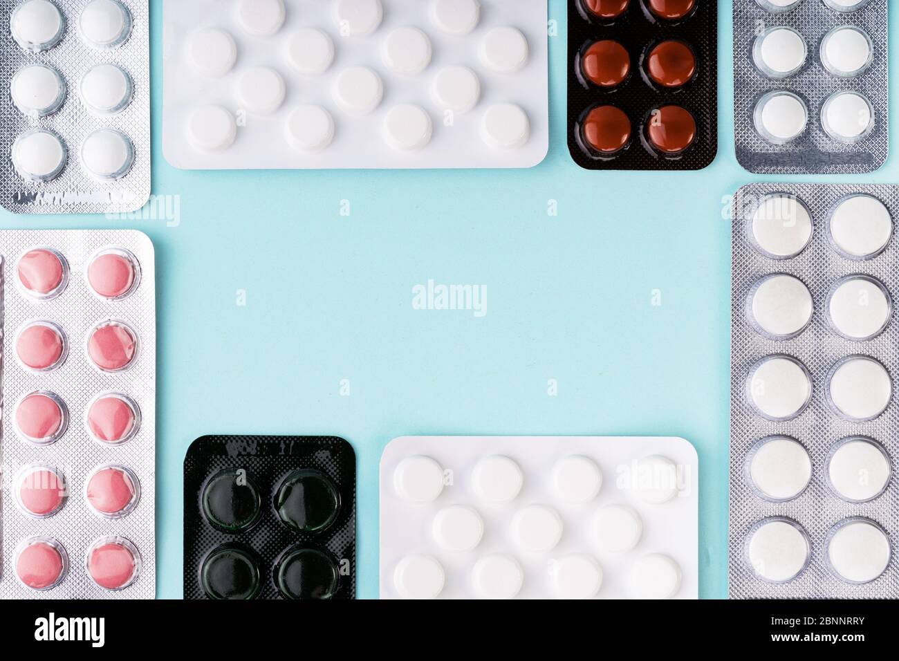 Épidémie de coronavirus covid-19. Comprimés en plaquettes thermoformées sur fond bleu. Pharmacie, concept de soins de santé. Analgésique, vitamine, antibiotique. Drugstor Banque D'Images