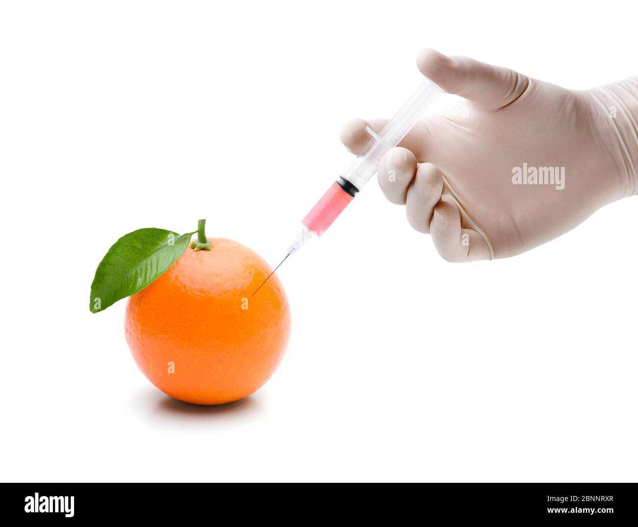 Injection d'un liquide dans une orange Banque D'Images