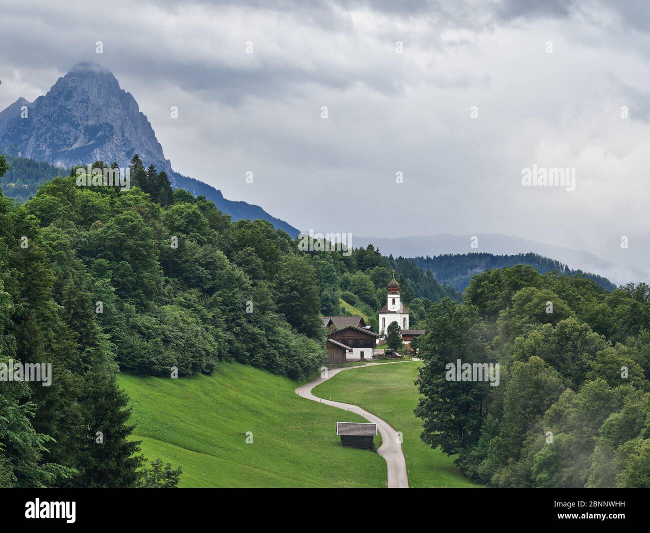 Montagnes, rochers, forêt montagneuse, automne, forêt décidue, pâturages alpins, pâturages alpins, église, été, nuages de pluie Banque D'Images