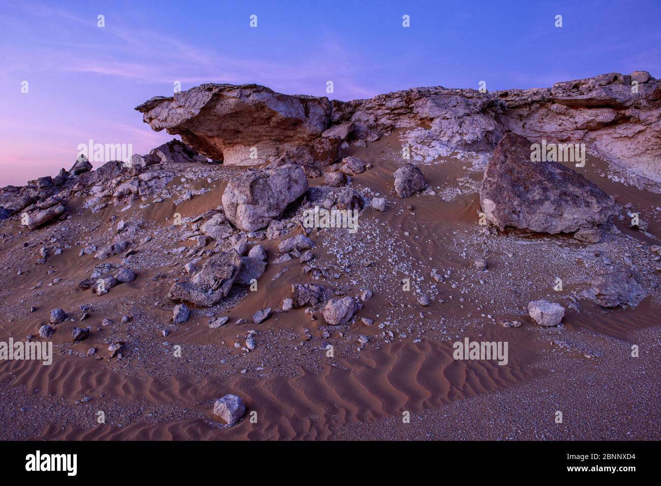 Désert, immensité, sable, dunes, calcaire, gypse, rochers, formation de roches, crépuscule, coucher de soleil Banque D'Images