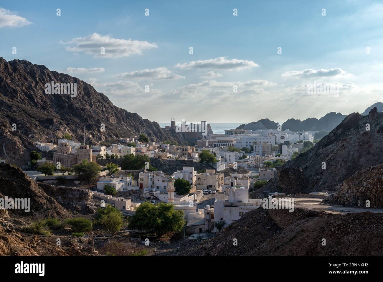 Vieille ville, quartier de palais, cimetière, montagnes, rochers, rue, fort, nuages, ciel bleu, humeur du matin, porte de la ville Banque D'Images