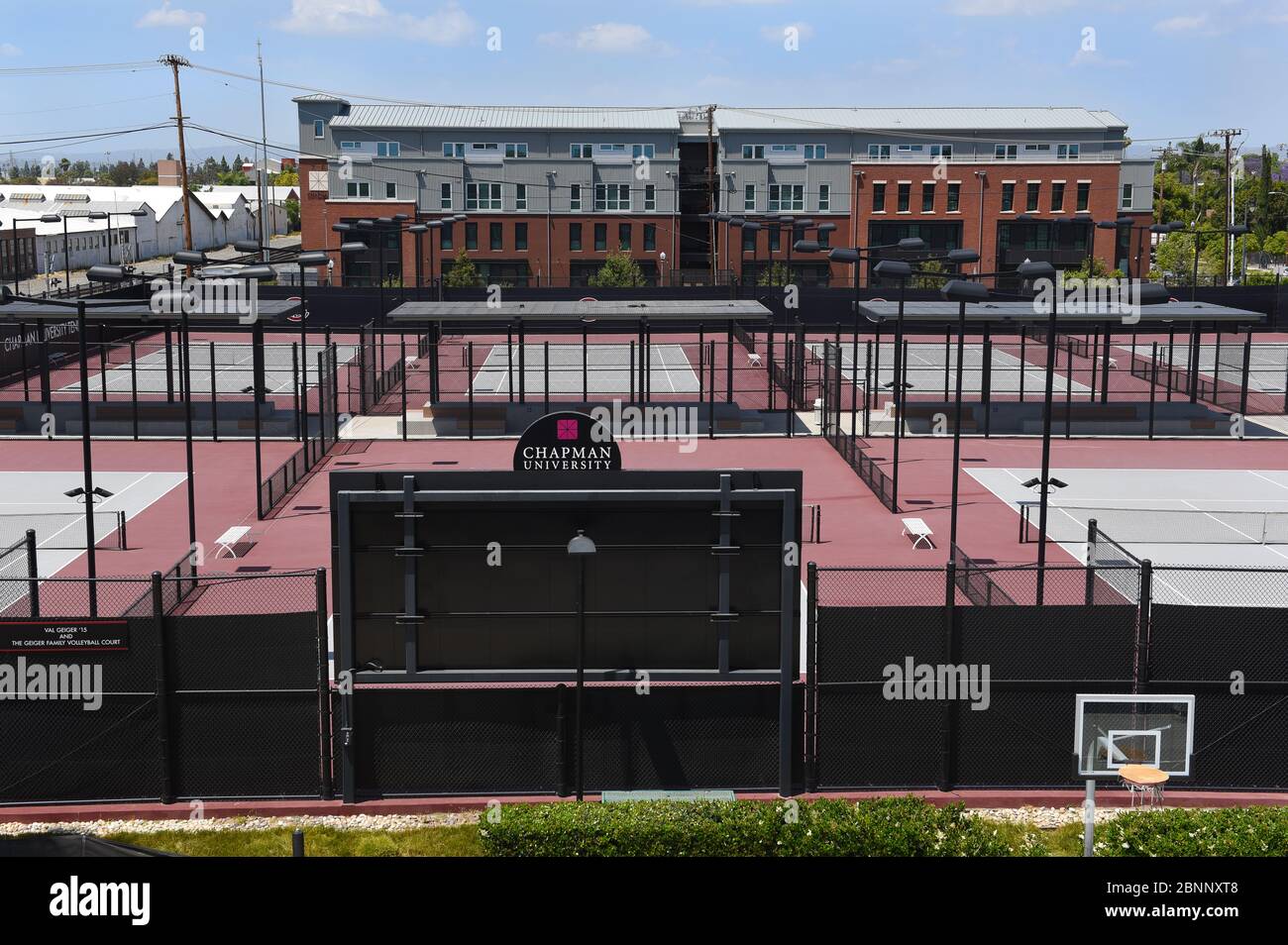 ORANGE, CALIFORNIE - 14 MAI 2020 : courts au Lastinger tennis Centre vus depuis le parking sur le campus de l'université Chapman. La résolution K Banque D'Images