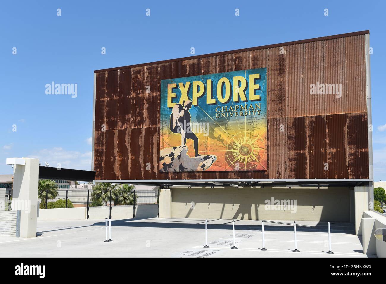 ORANGE, CALIFORNIE - 14 MAI 2020 : panneau Explorez Chapman University au sommet d'une structure de stationnement dans la vieille ville d'Orange. Banque D'Images