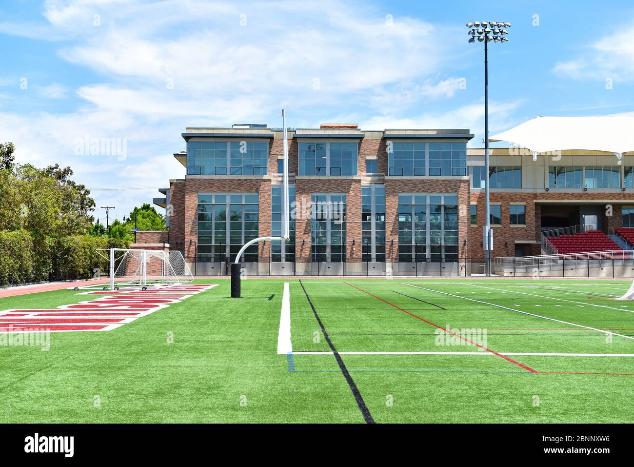 ORANGE, CALIFORNIE - 14 MAI 2020 : zone d'extrémité de Goalpost Nord à Wilson Field, stade des Panthers sur le campus de l'université Chapman. Banque D'Images