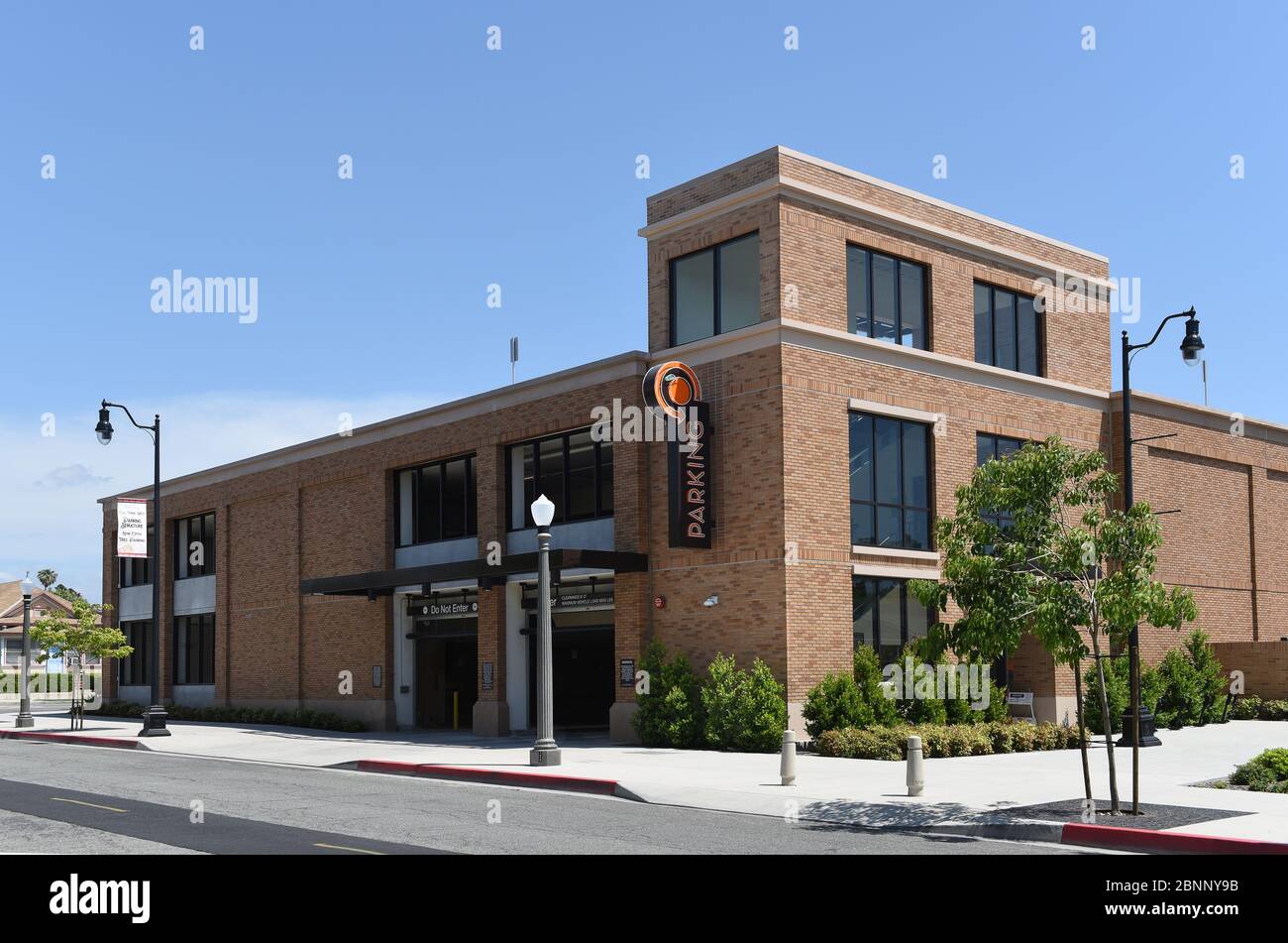 ORANGE, CALIFORNIE - 14 MAI 2020 : structure de stationnement dans la vieille ville de la ville d'Orange. Banque D'Images