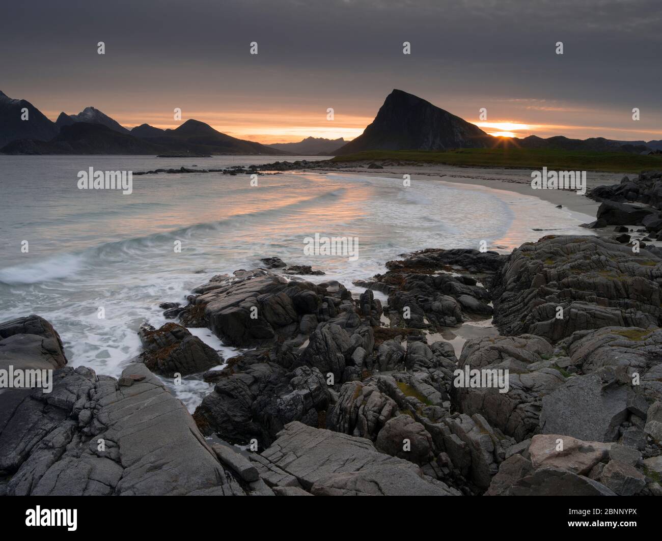 Lever du soleil sur la plage de Storsandnes, Lofoten, Norvège Banque D'Images